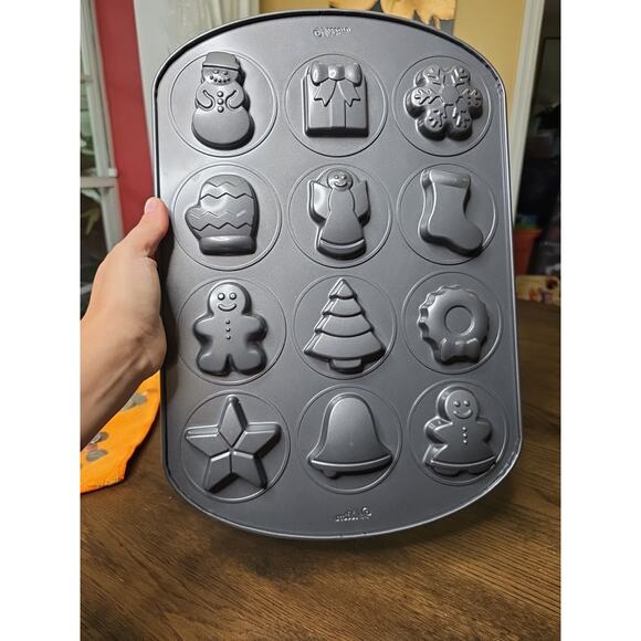 Wilton 12-CAVITY COOKIE PAN ~ 12 Different Christmas designs Dark Non-Stick tS2 - Picture 7 of 12
